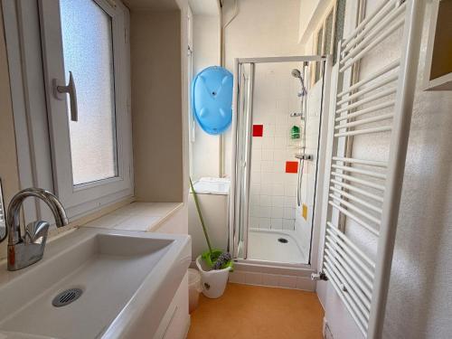 une salle de bain avec un lavabo, une douche et une baignoire dans l'établissement Appartement T4 face mer, proche commerces, 2 balcons, cuisine équipée, 2ème étage sans ascenseur - FR-1-197-271, à Les Sables-dʼOlonne