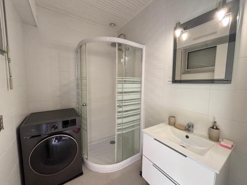 une salle de bain avec une machine à laver et un lavabo dans l'établissement Maison aux Sables-d'Olonne avec jardin, 4 couchages - FR-1-197-627, à Les Sables-dʼOlonne