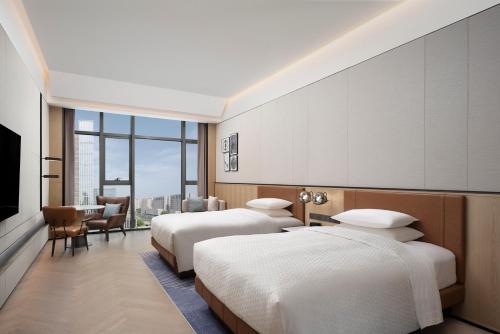 Postel nebo postele na pokoji v ubytování Four Points by Sheraton Suzhou Gusu