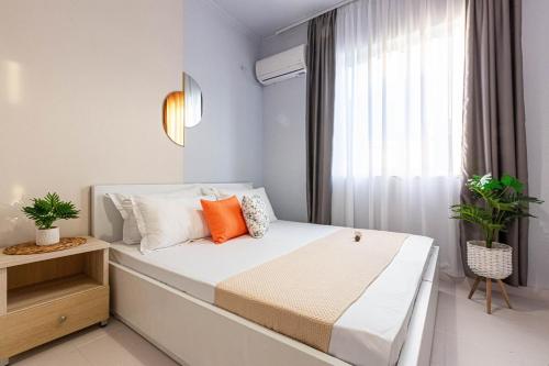 Postel nebo postele na pokoji v ubytování Himara City 42 - Central & Beach Access