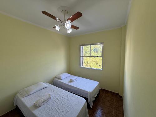 En eller flere senge i et værelse på Apartamento Vista da Praia Espetacular!