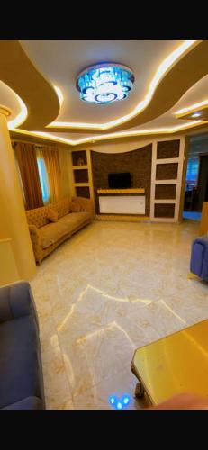 sala de estar con sofá y techo azul en Al youmn, en M'diq