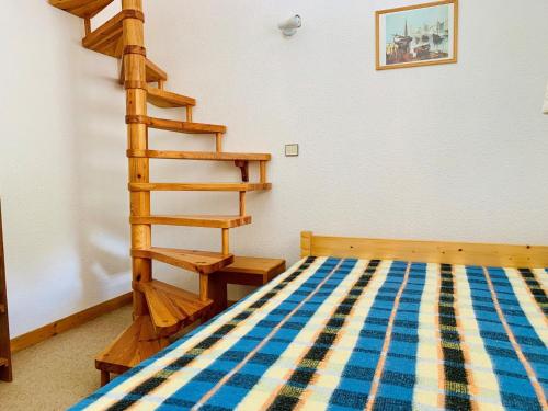 - une chambre avec des lits superposés et une échelle en bois dans l'établissement Appartement 2 pièces à Val d'Isère, proche centre et pistes, 4 pers, casier à skis - FR-1-411-299, à Val dʼIsère