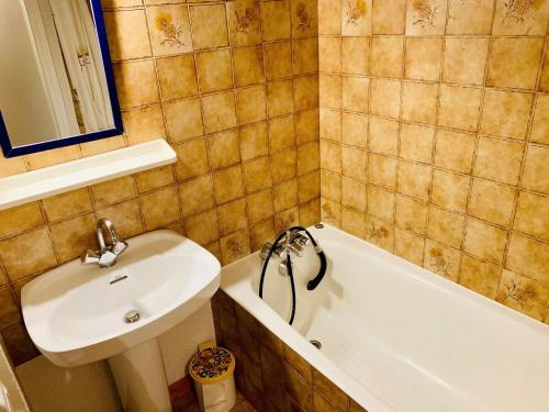 une salle de bain avec un lavabo, des toilettes et une baignoire dans l'établissement Appartement 2 pièces à Val d'Isère, proche centre et pistes, 4 pers, casier à skis - FR-1-411-299, à Val dʼIsère
