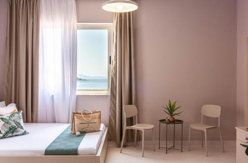 Postel nebo postele na pokoji v ubytování Himara City 44 - Central & Beach Access