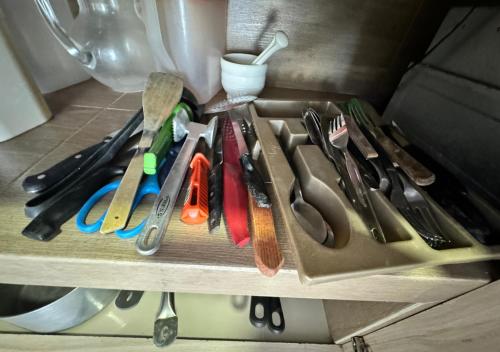 a bunch of kitchen utensils sitting on a shelf at Cabaña de ensueño en Coveñas in Puerto Viejo