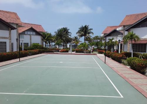 a tennis court in front of a villa at Cabaña de ensueño en Coveñas in Puerto Viejo