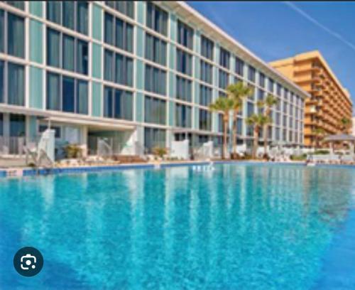 una grande piscina di fronte a un edificio di Grand Seas Resort a Daytona Beach