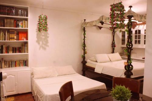 Ruang duduk di Spanish Casita Superior Suites Tagaytay