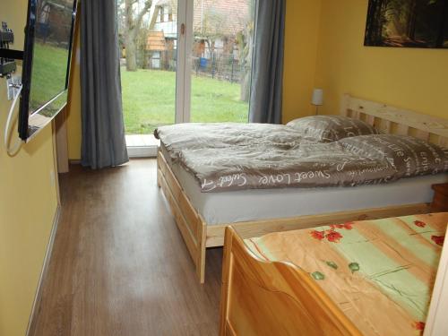 Ένα ή περισσότερα κρεβάτια σε δωμάτιο στο Bungalow in Börgerende-Rethwisch mit Sauna