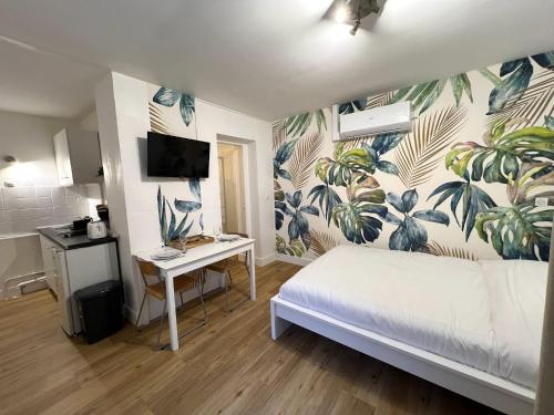 - une chambre avec un lit et un bureau avec un mur dans l'établissement Apartment in Le Mans near Old Town, au Mans