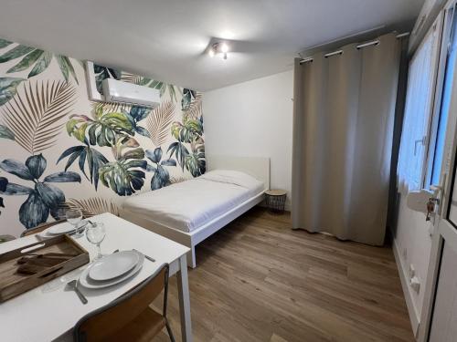 une petite chambre avec un lit et un bureau dans l'établissement Apartment in Le Mans near Old Town, au Mans