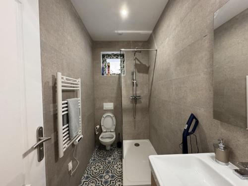 une petite salle de bain avec toilettes et lavabo dans l'établissement Cozy Urban Nest Near Le Mans, à Écommoy