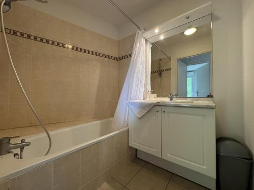 une salle de bain avec une baignoire, un lavabo et un miroir dans l'établissement Apartment in Le Mans near 24 Hours Circuit, au Mans