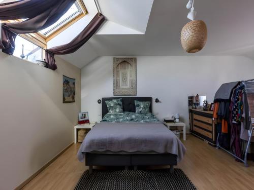 une chambre avec un lit et une fenêtre dans l'établissement Trackside Retreat Ideal Base in Le Mans, au Mans