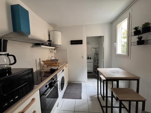 une cuisine avec une table et un comptoir dans l'établissement Apartment in Le Mans near Bugatti Circuit, au Mans