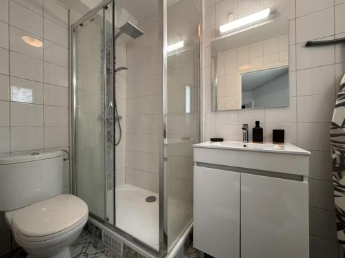 une salle de bain avec toilettes, douche et lavabo dans l'établissement Apartment in Le Mans near Bugatti Circuit, au Mans