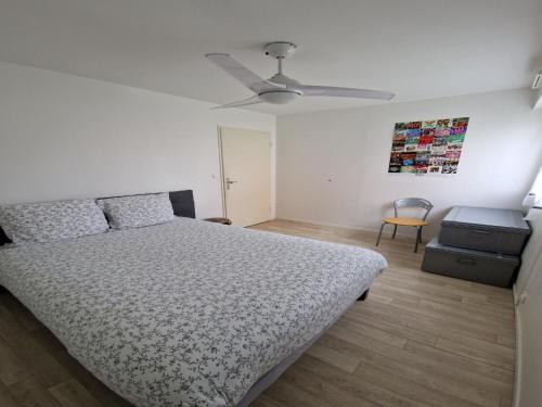 une chambre avec un lit et un ventilateur de plafond dans l'établissement Apartment in Le Mans near 24 Hours Circuit, au Mans