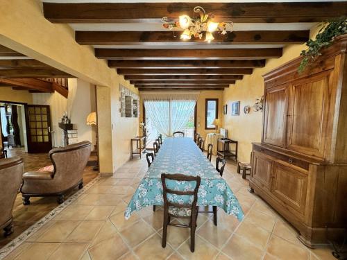 une salle à manger avec une longue table et des chaises dans l'établissement House in Changé near Le Mans Circuit, à Changé