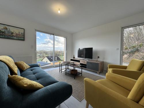 House in Montfort with Panoramic Terrace