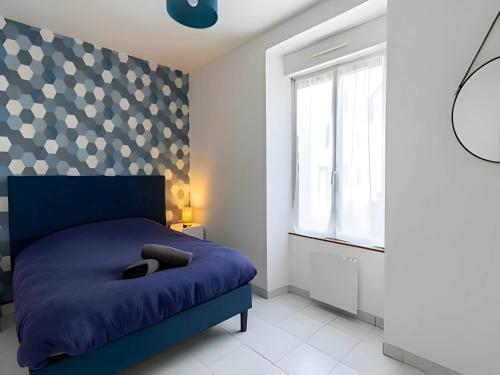 une chambre avec un lit bleu et une fenêtre dans l'établissement Apartment in Le Mans near Iconic Circuit, au Mans
