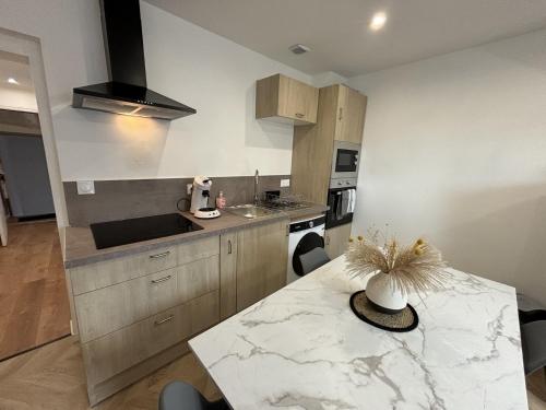 une cuisine avec une table et un comptoir dans l'établissement Apartment in Écommoy near Le Mans Circuit, à Écommoy