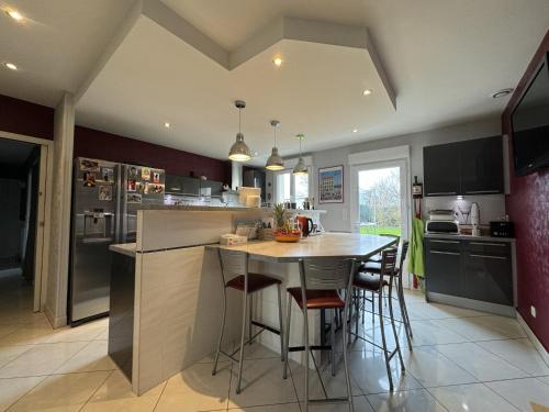 Photo de la galerie de l'établissement Elegant Villa with Pool Near Le Mans Circuit, à Saint-Gervais en-Belin