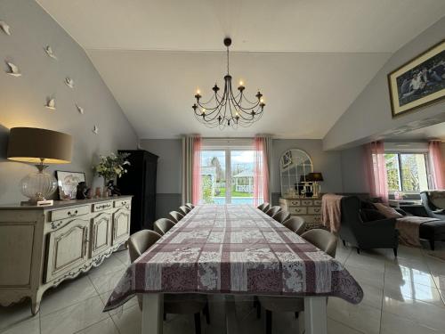 Photo de la galerie de l'établissement Elegant Villa with Pool Near Le Mans Circuit, à Saint-Gervais en-Belin