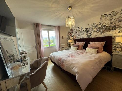 Photo de la galerie de l'établissement Elegant Villa with Pool Near Le Mans Circuit, à Saint-Gervais en-Belin