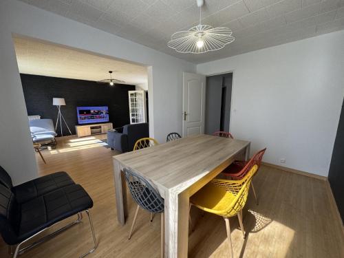 une salle à manger et un salon avec une table et des chaises dans l'établissement Apartment in Le Mans near Antarès Stadium, au Mans