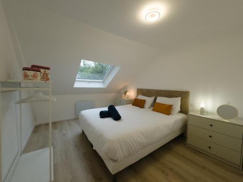 une chambre avec un lit blanc et une fenêtre dans l'établissement Apartment in Le Mans near Historic Center, au Mans