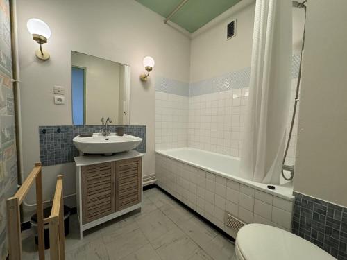 une salle de bain avec un lavabo, une baignoire et des toilettes dans l'établissement Apartment in Le Mans near 24H Circuit, au Mans