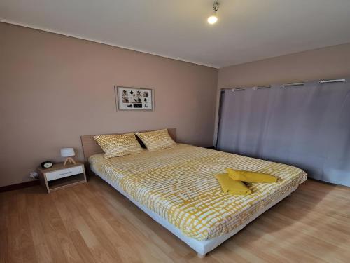 - une chambre avec un lit et une couette jaune dans l'établissement Apartment in Le Mans near Train Station, au Mans
