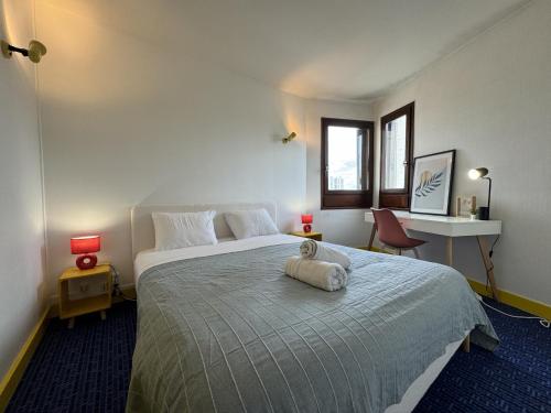 une chambre avec un lit avec une serviette dessus dans l'établissement Apartment in Le Mans near 24H Circuit, au Mans