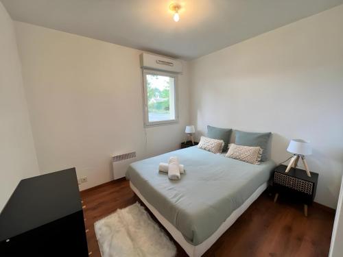 une chambre avec un lit avec deux serviettes dessus dans l'établissement Apartment in Le Mans near Antarès, au Mans