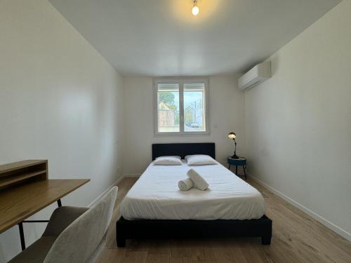 une chambre avec un lit, un bureau et une fenêtre dans l'établissement House in Le Mans with Private Garden, au Mans