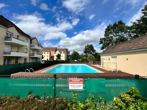 une piscine entourée d'une clôture dans l'établissement Apartment in Le Mans near Antarès, au Mans