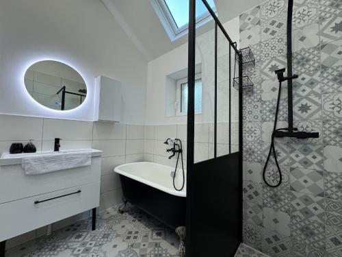 une salle de bain avec baignoire et douche dans l'établissement House in Mansigné with Fenced Garden, à Mansigné
