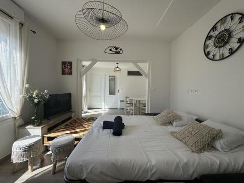 une chambre avec un lit avec un ours en peluche dessus dans l'établissement House in Le Mans with Private Courtyard, au Mans