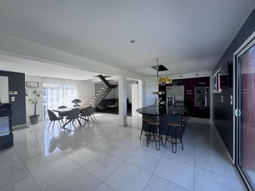 une cuisine et une salle à manger avec une table et des chaises dans l'établissement House near Le Mans Circuit with Spa, à Saint-Mars-dʼOutillé