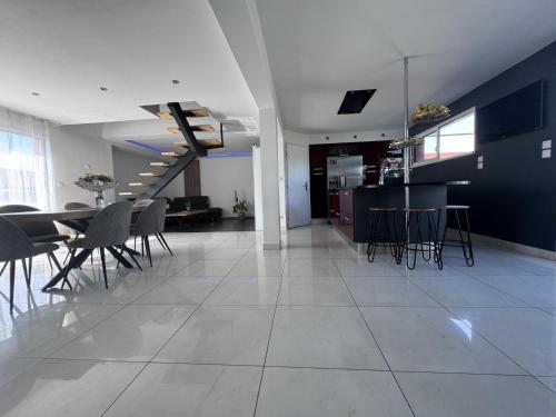 un salon et une salle à manger avec une table et des chaises dans l'établissement House near Le Mans Circuit with Spa, à Saint-Mars-dʼOutillé