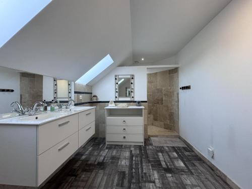 une salle de bain avec deux lavabos et deux miroirs dans l'établissement House near Le Mans Circuit with Spa, à Saint-Mars-dʼOutillé