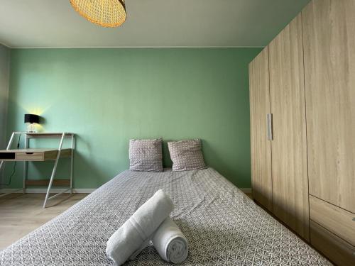 une chambre avec un lit et un bureau dans l'établissement Apartment in Le Mans near 24 Hours Circuit, au Mans