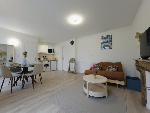 un salon avec un canapé et une table dans l'établissement Apartment in Le Mans with Concierge Services, au Mans