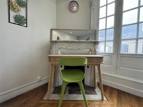 - un bureau avec une chaise verte devant un miroir dans l'établissement Villa in Le Mans near Plantagenêt City, au Mans