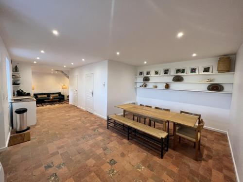 - un salon avec une table en bois et des bancs dans l'établissement House in Ballon near Le Mans Circuit, à Ballon
