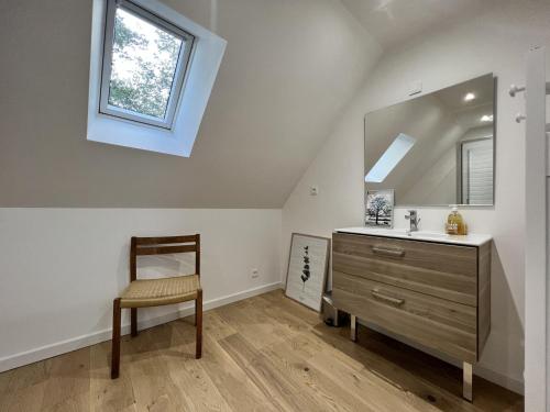 - une chambre avec une commode, un miroir et une chaise dans l'établissement House in Ballon near Le Mans Circuit, à Ballon
