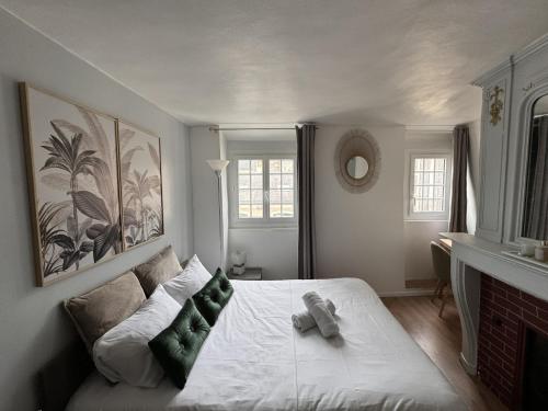 une chambre avec un grand lit blanc dans une pièce dans l'établissement Villa in Le Mans near Plantagenêt City, au Mans