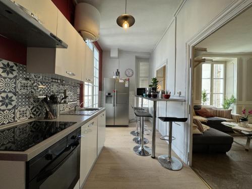 une cuisine avec un réfrigérateur et un plan de travail dans l'établissement Villa in Le Mans near Plantagenêt City, au Mans