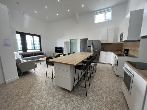 une cuisine avec une table et des chaises dans une pièce dans l'établissement Apartment in Le Mans near Historic Center, au Mans